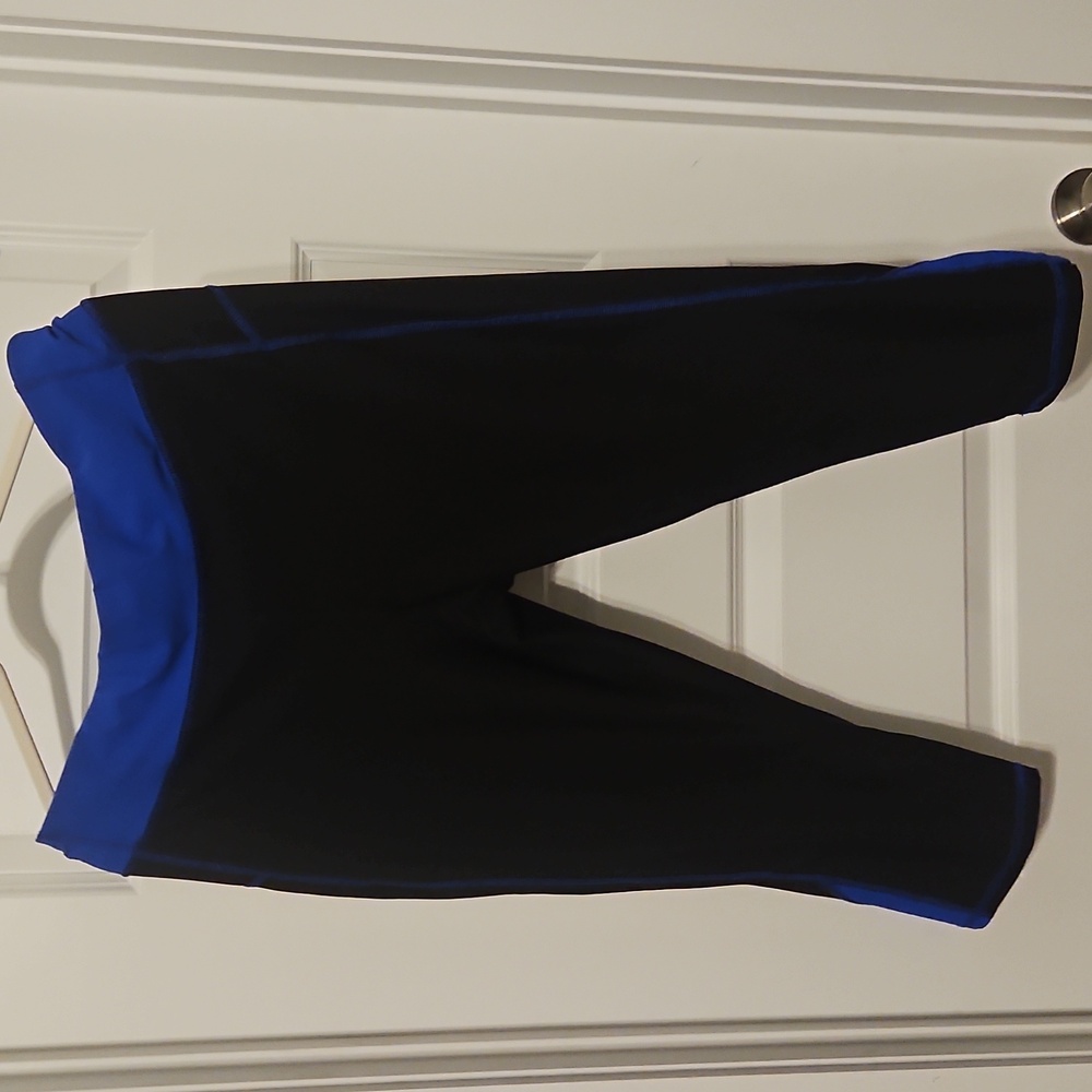 LOW $4.99 SHIPPING Black Capri Leggings with ROYAL BLUE ACCENTS SIZE XL WOMENS.